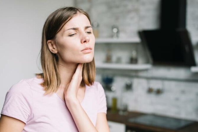 Thyroïde et yeux : pourquoi un problème thyroïdien peut faire gonfler vos paupières